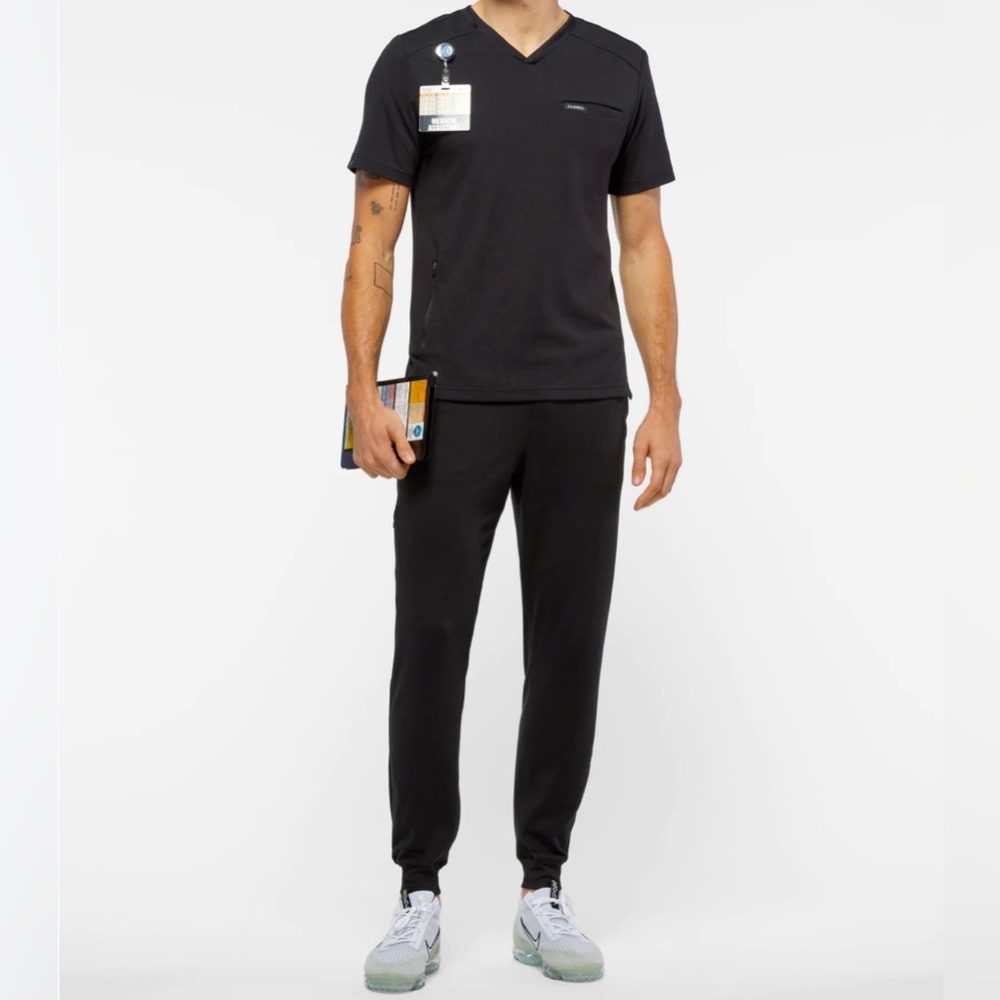 Jannuu Men’s 3-pocket scrub set. Men’s medium top / Small short jogger bottom.